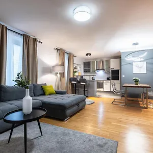 Live Centrally In A Spacious And Modern In Viena